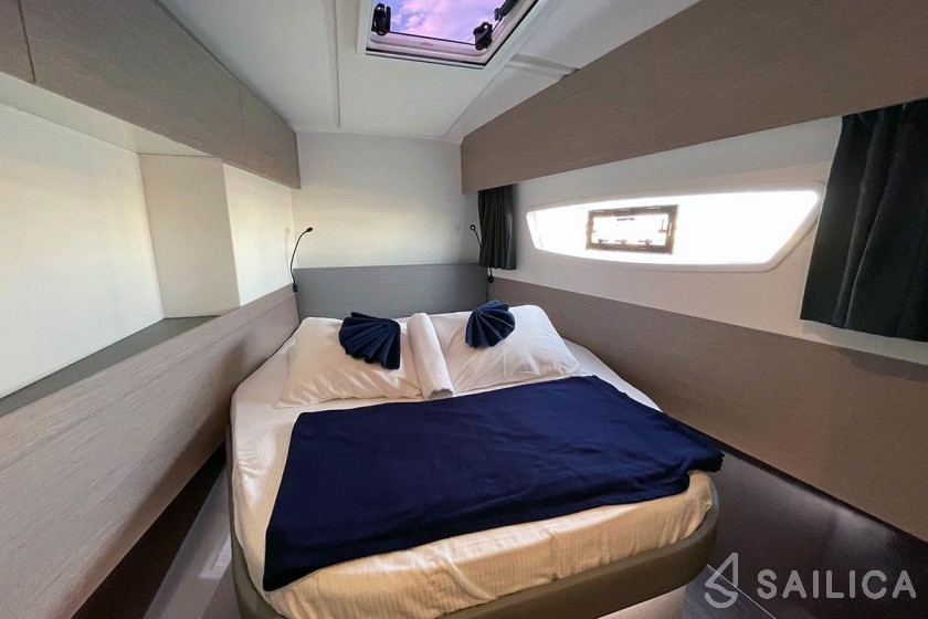 Astréa 42 - Yacht Charter Sailica