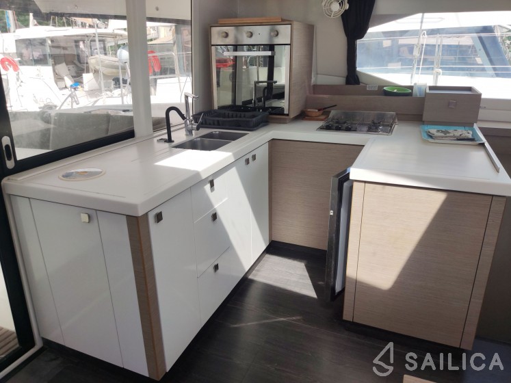 Astréa 42 - Yacht Charter Sailica