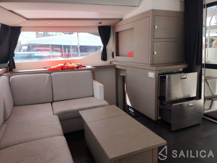 Astréa 42 - Yacht Charter Sailica