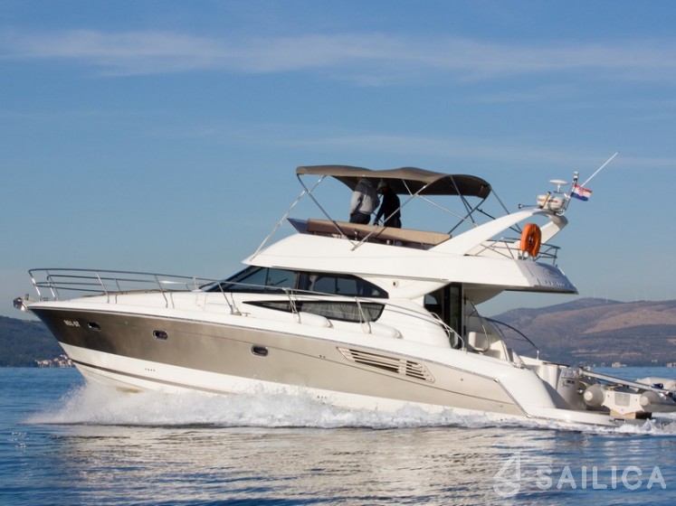 Prestige 440 - Yacht Charter Sailica
