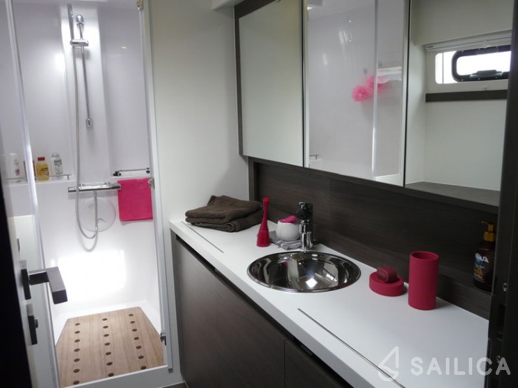 Nautitech 40 open NEW - 4 + 2 cab. - Yacht Charter Sailica