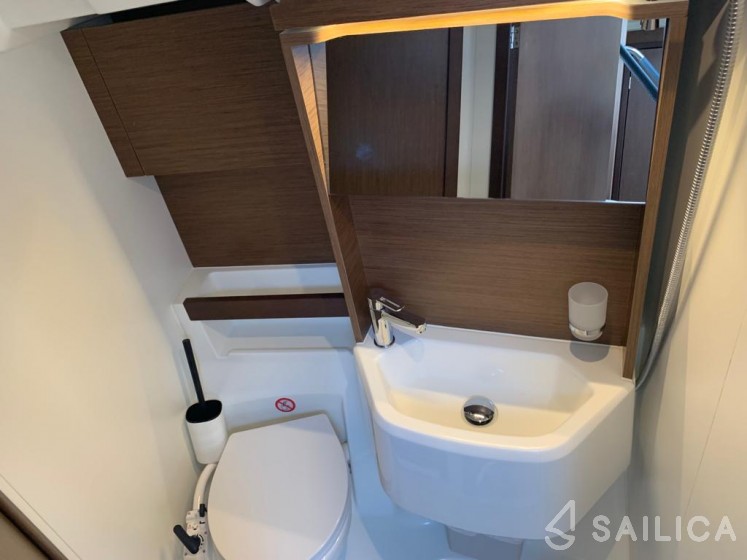 Oceanis 51.1 - Yacht Charter Sailica