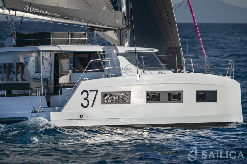 Aventura 37 - Yacht Charter Sailica