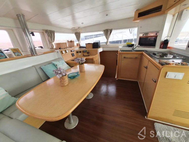 Lagoon 400 - Yacht Charter Sailica