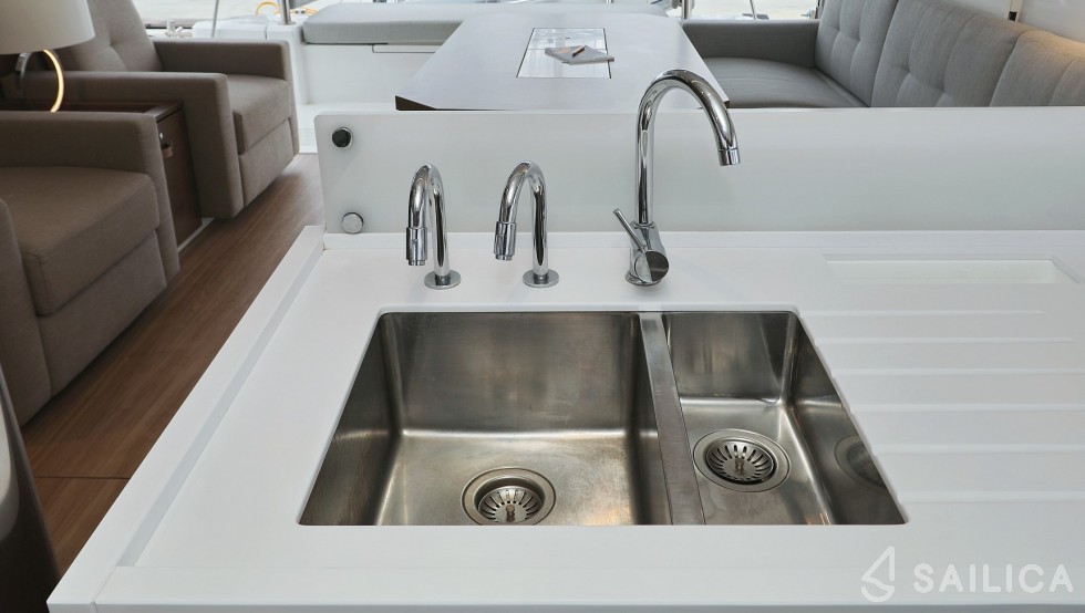 Bali 4.2 - Yacht Charter Sailica