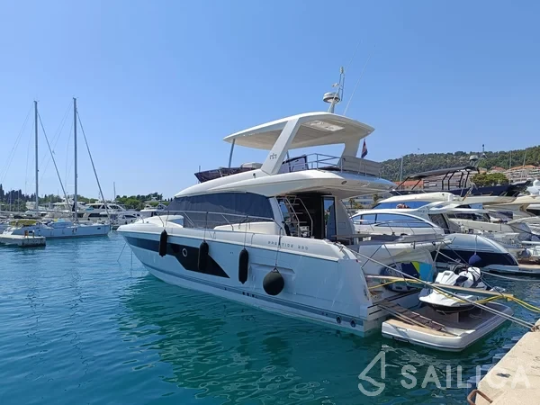 Prestige 590 Fly - Yacht Charter Sailica