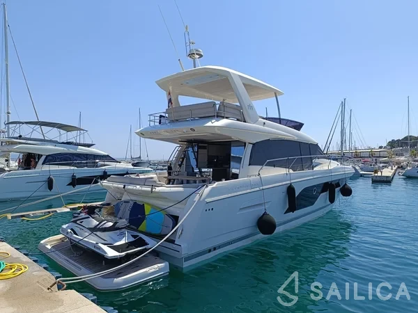 Prestige 590 Fly - Yacht Charter Sailica