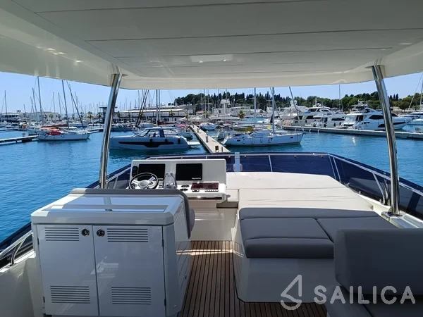 Prestige 590 Fly - Yacht Charter Sailica