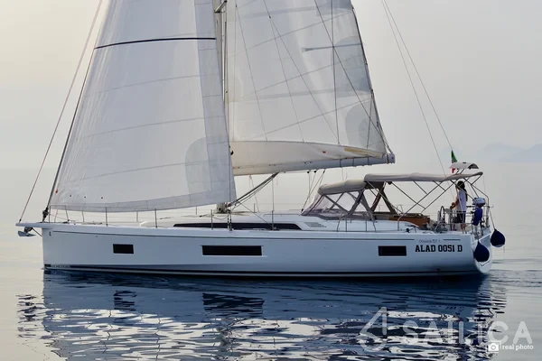Oceanis 51.1 - Yacht Charter Sailica
