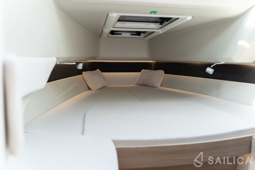 Saxdor 320 GTC - Yacht Charter Sailica