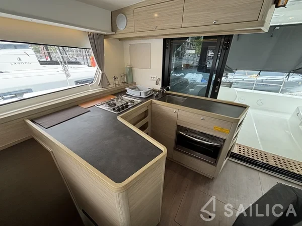 Lagoon 42 - Yacht Charter Sailica