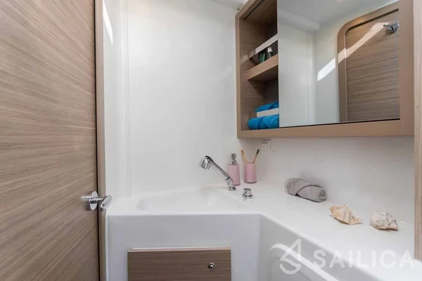 Lagoon 42 - Yacht Charter Sailica