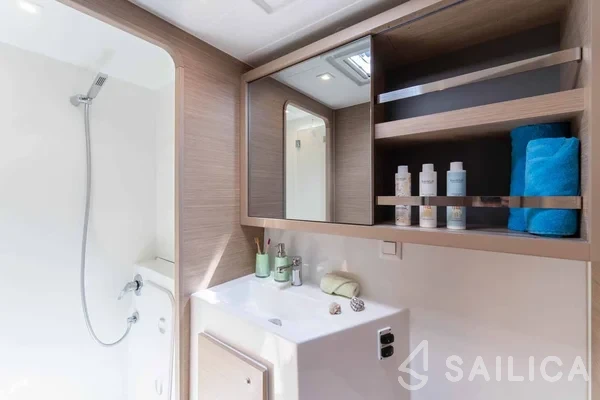 Lagoon 42 - Yacht Charter Sailica