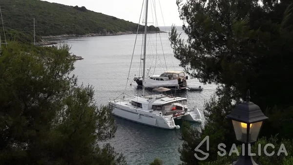 Lagoon 450  Flybridge - Yacht Charter Sailica
