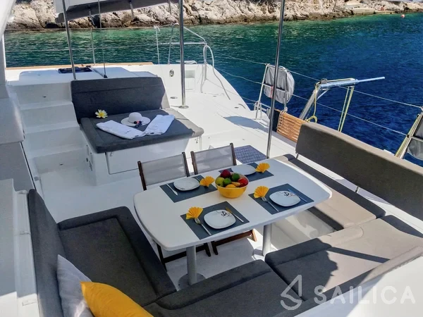 Lagoon 450  Flybridge - Yacht Charter Sailica
