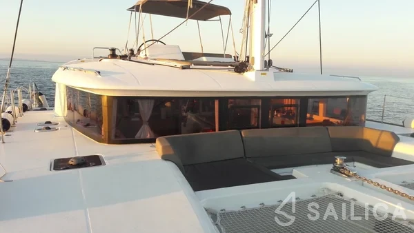 Lagoon 450  Flybridge - Yacht Charter Sailica