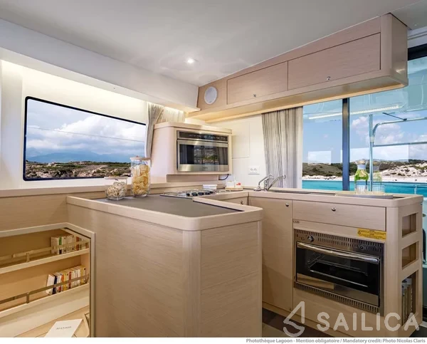 Lagoon 42 - Yacht Charter Sailica