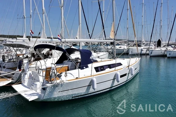 Dufour 382 GL - Yacht Charter Sailica