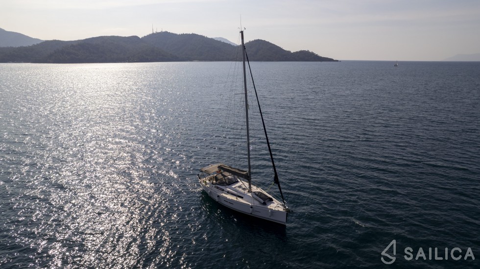 Dufour 405 GL - Yacht Charter Sailica