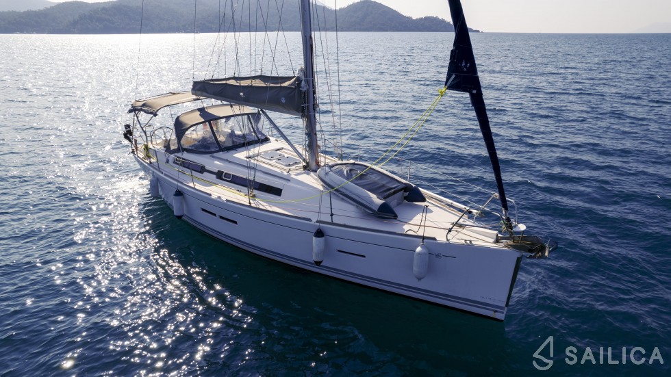 Dufour 405 GL - Yacht Charter Sailica