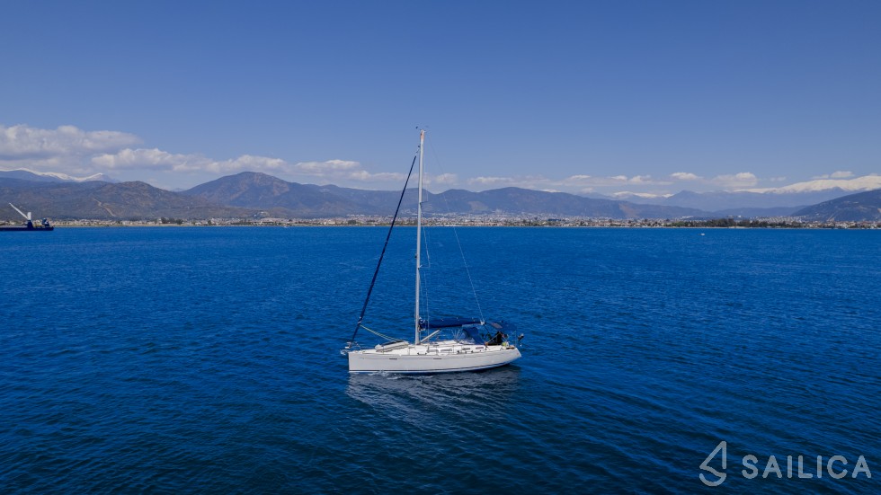 Dufour 425 Grand Large - Yacht Charter Sailica