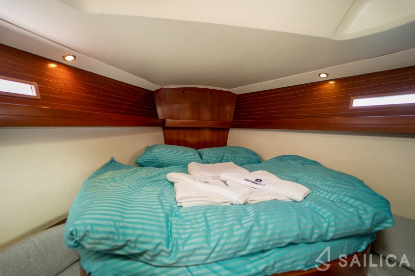 Dufour 425 Grand Large - Yacht Charter Sailica