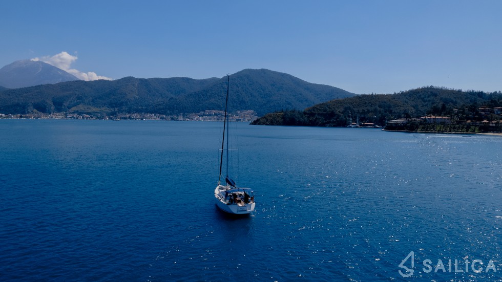 Dufour 425 Grand Large - Yacht Charter Sailica