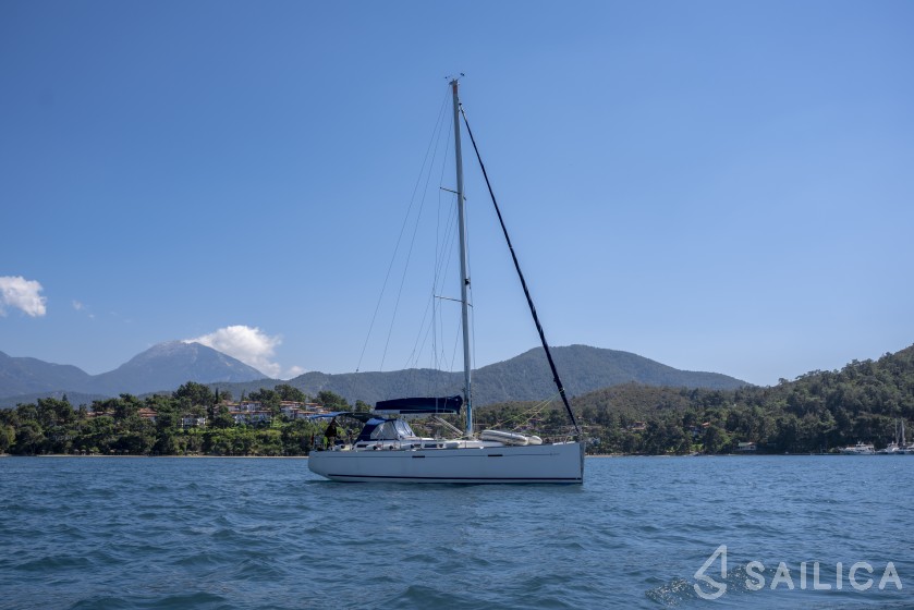 Dufour 425 Grand Large - Yacht Charter Sailica