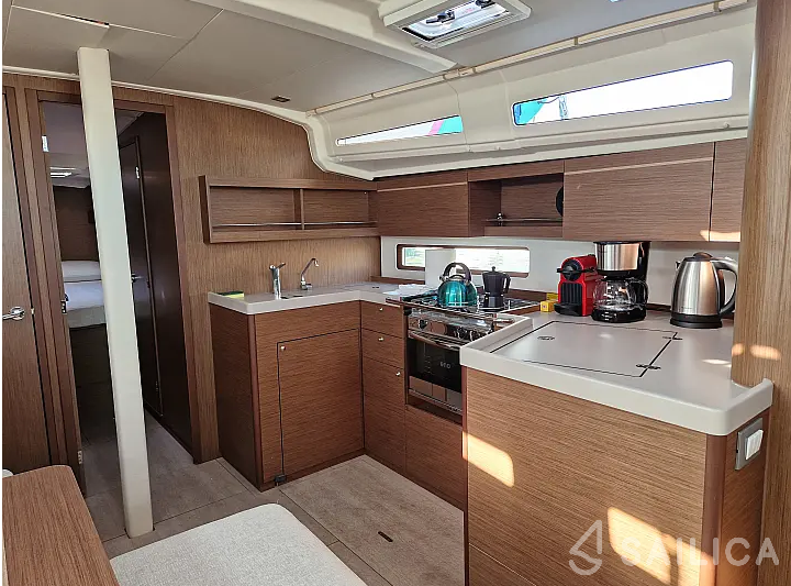 Oceanis 40.1 - Yacht Charter Sailica