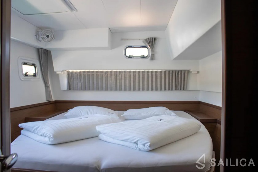 Lagoon 42 - Yacht Charter Sailica