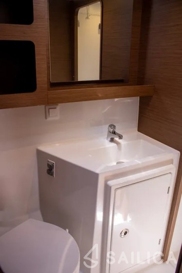 Lagoon 42 - Yacht Charter Sailica