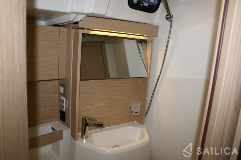 Oceanis 51.1 - Yacht Charter Sailica