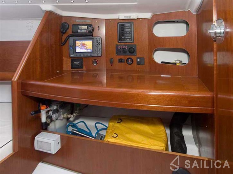 First 27.7 - Yacht Charter Sailica