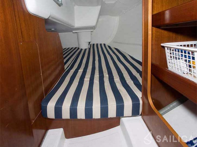First 27.7 - Yacht Charter Sailica