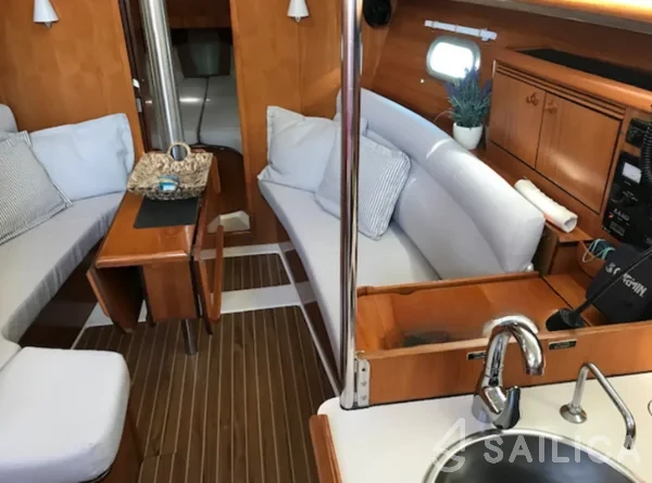 Sun Odyssey 32 - Yacht Charter Sailica