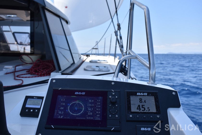 Nautitech 40 open NEW - 4 + 2 cab. - Yacht Charter Sailica