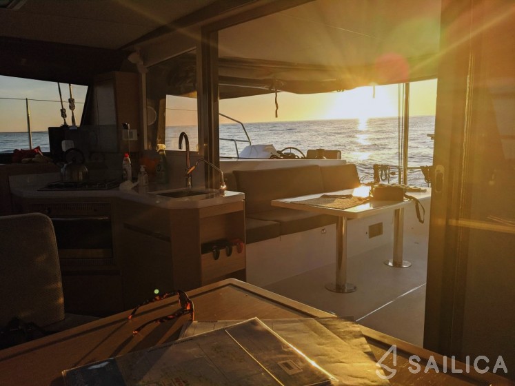 Nautitech 40 open NEW - 4 + 2 cab. - Yacht Charter Sailica
