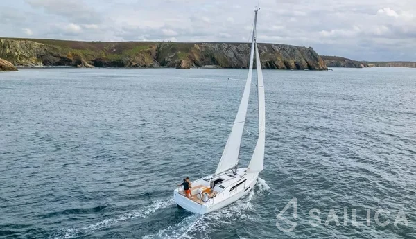 Oceanis 37.1 - Yacht Charter Sailica