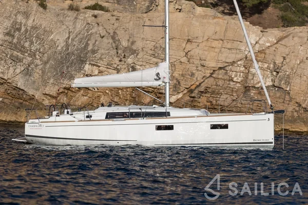 Oceanis 38.1 - Yacht Charter Sailica
