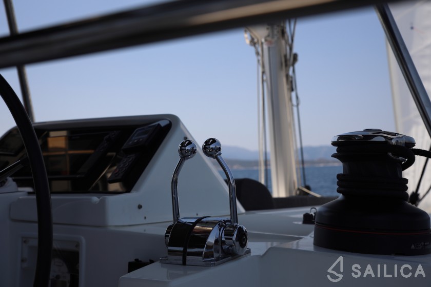 Lagoon 450  Flybridge - Yacht Charter Sailica