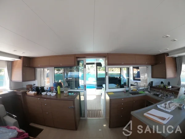 Lagoon 450  Flybridge - Yacht Charter Sailica