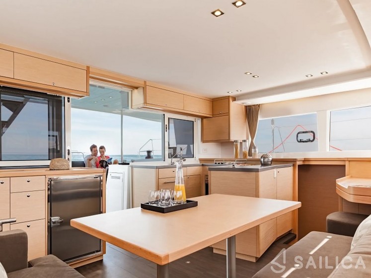 Lagoon 450  Flybridge - Yacht Charter Sailica
