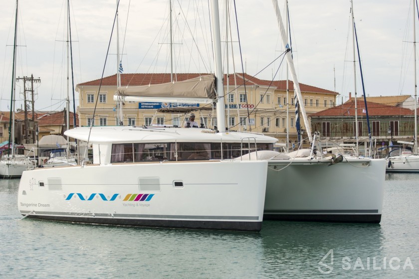Lagoon 400 S2 - Yacht Charter Sailica