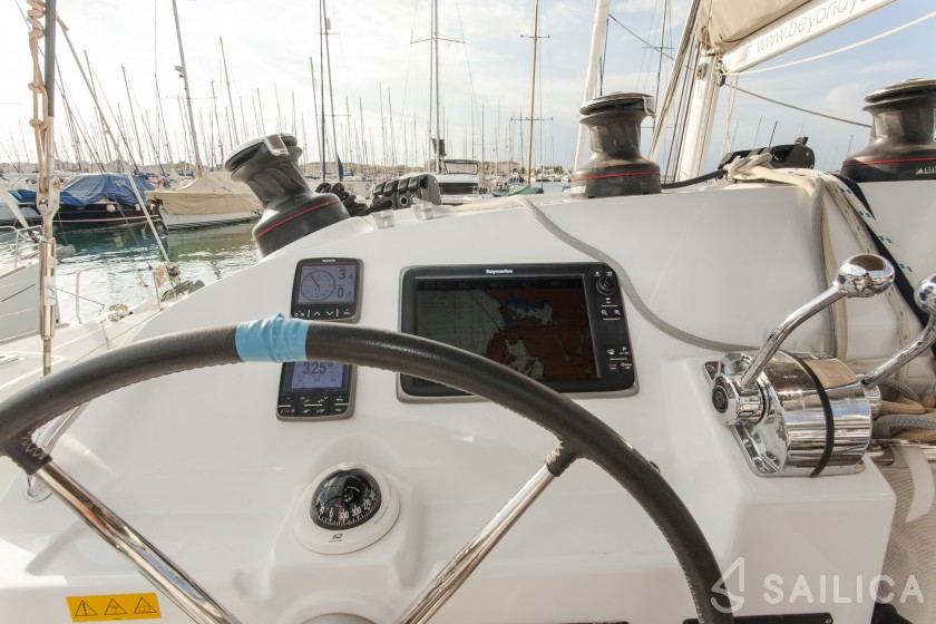 Lagoon 400 S2 - Yacht Charter Sailica