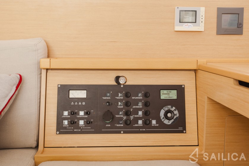 Lagoon 400 S2 - Yacht Charter Sailica