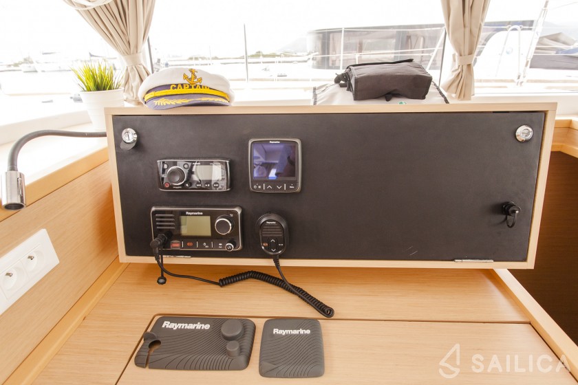 Lagoon 400 S2 - Yacht Charter Sailica