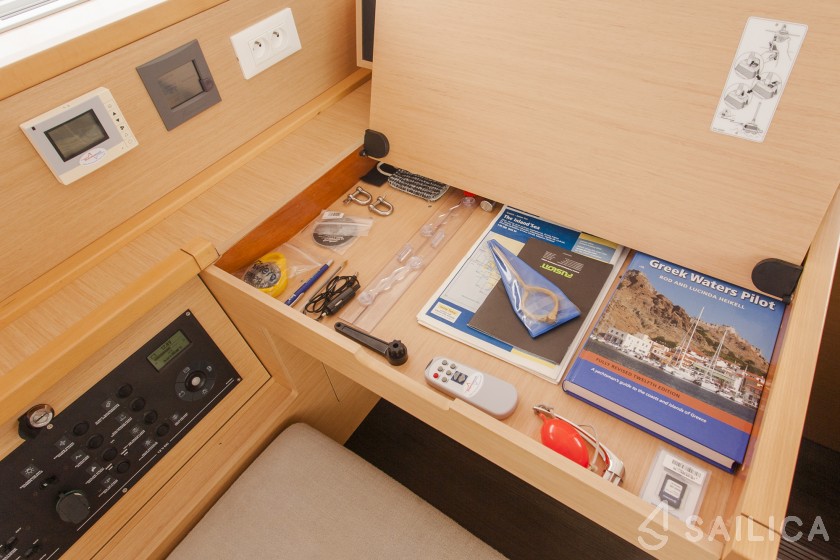 Lagoon 400 S2 - Yacht Charter Sailica