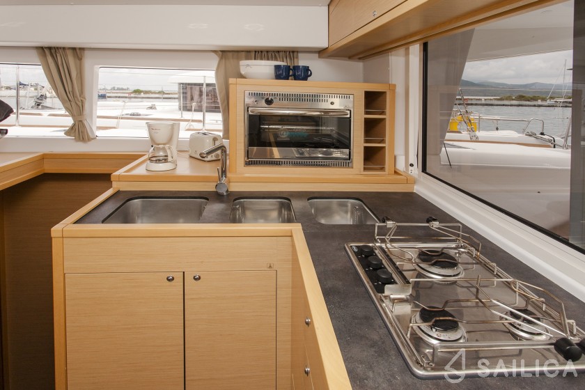 Lagoon 400 S2 - Yacht Charter Sailica