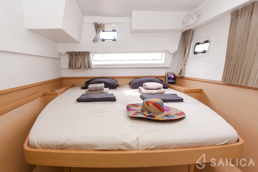 Lagoon 42 - Yacht Charter Sailica
