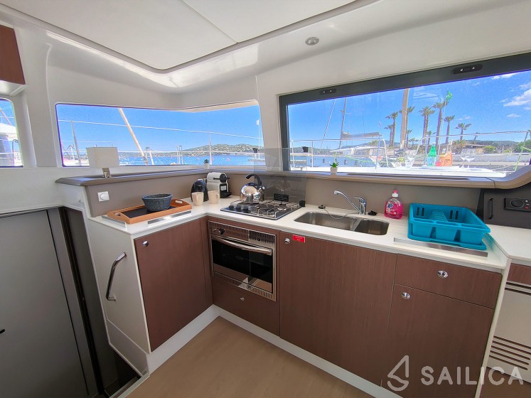 Bali 4.1 - Yacht Charter Sailica